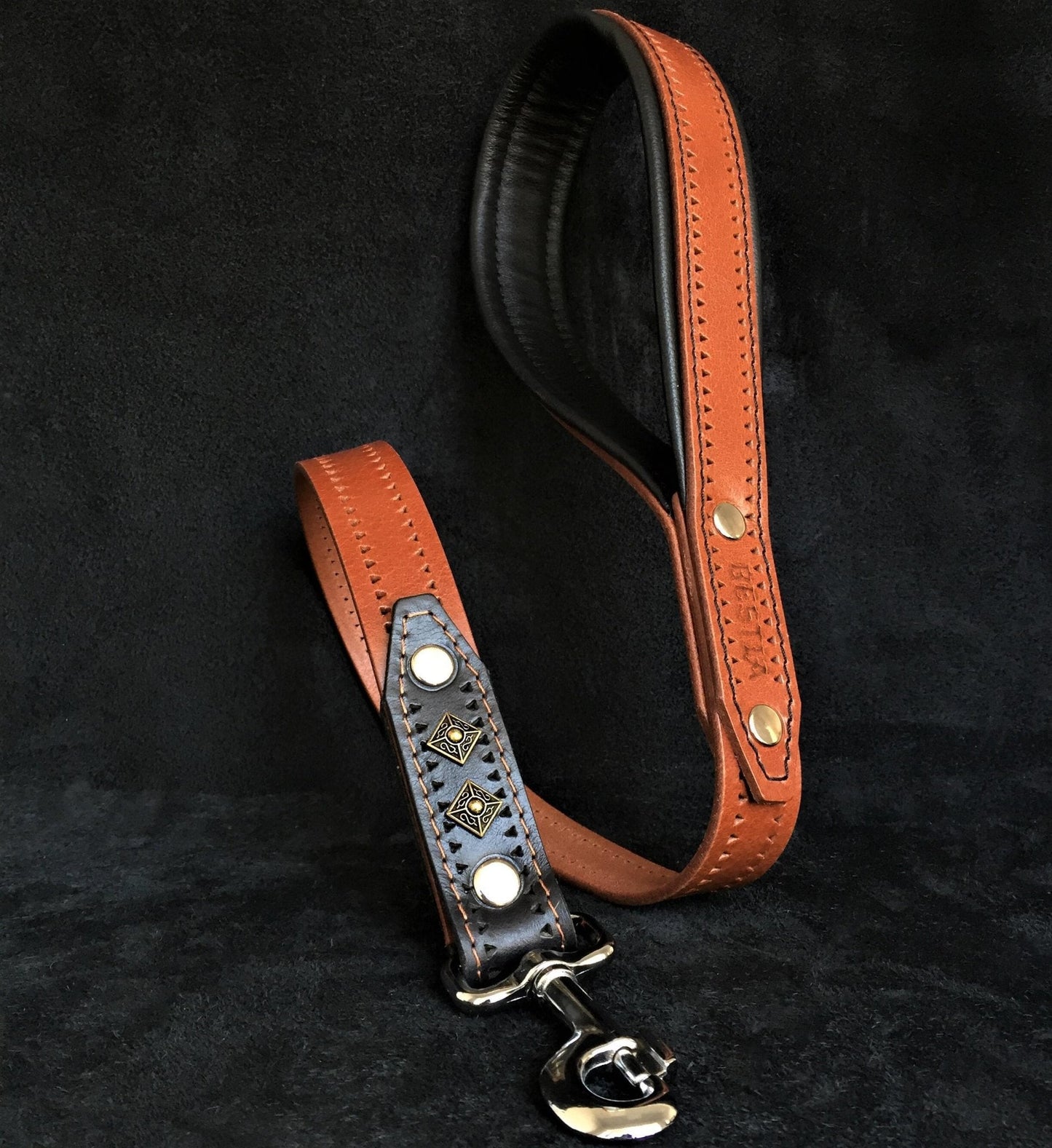 the "Balteus" brown leash by Bestia